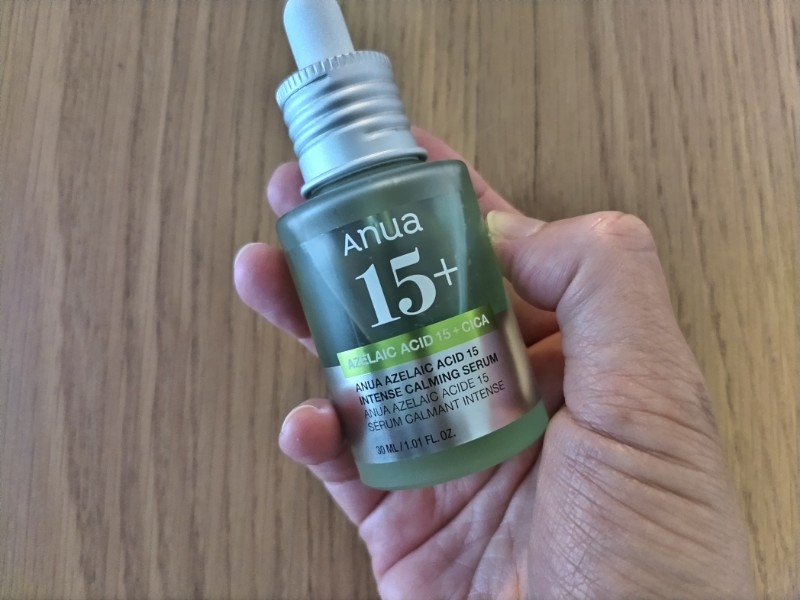 アヌアのアゼライン酸の瓶を手に持っている